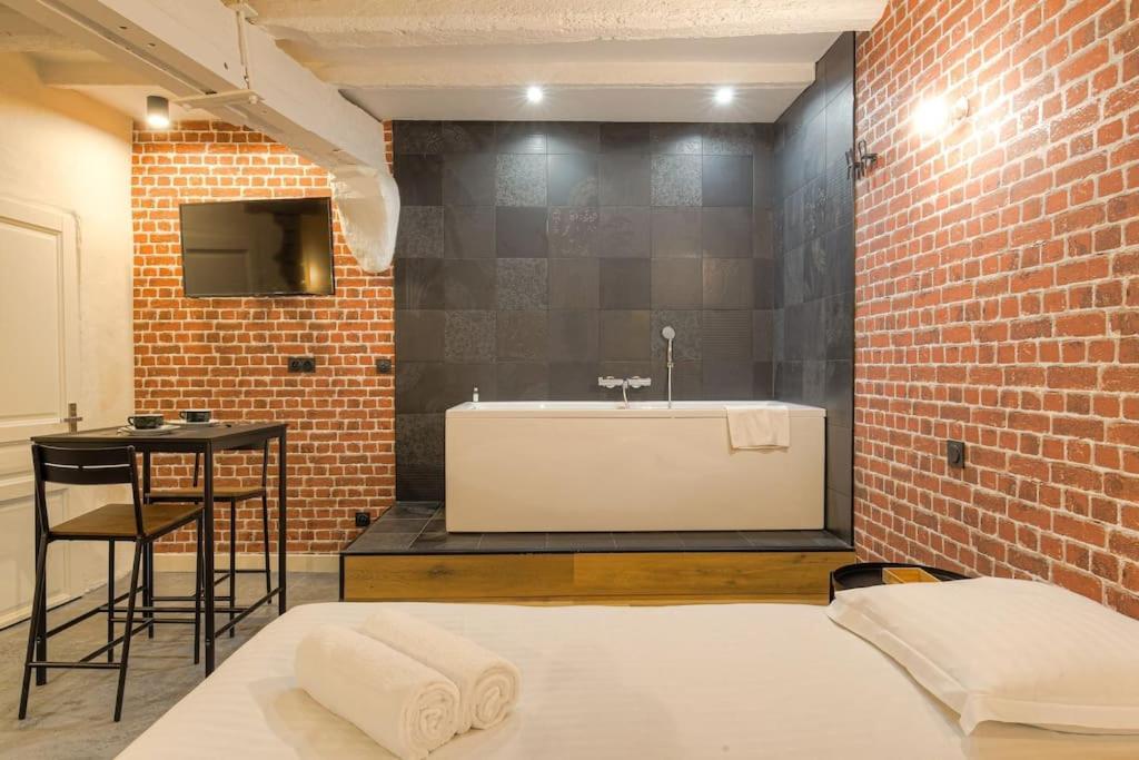 Industrial-Style Studio With Bathtub, Vieux-リヨン エクステリア 写真