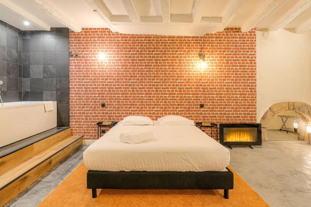 Industrial-Style Studio With Bathtub, Vieux-リヨン エクステリア 写真