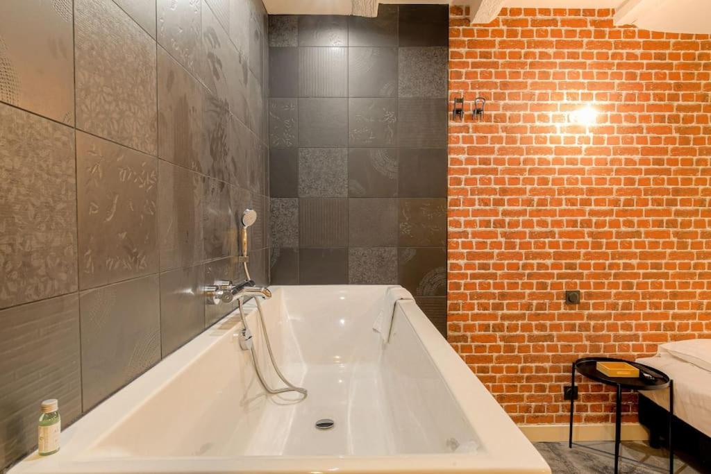 Industrial-Style Studio With Bathtub, Vieux-リヨン エクステリア 写真