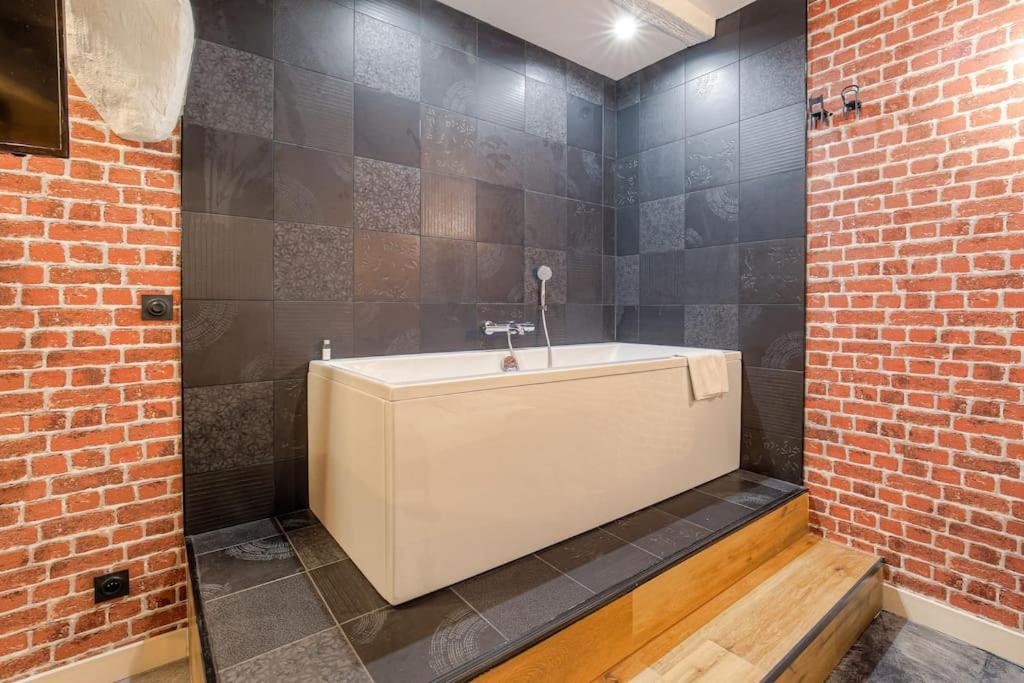 Industrial-Style Studio With Bathtub, Vieux-リヨン エクステリア 写真