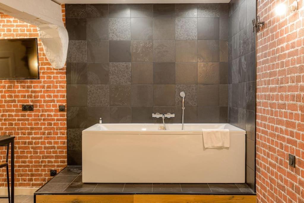 Industrial-Style Studio With Bathtub, Vieux-リヨン エクステリア 写真